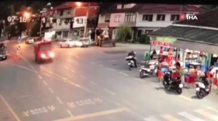 Davetsiz misafir! Lüks otomobil kahvehaneye daldı. Facianın eşiğinden dönüldü - Resim: 19